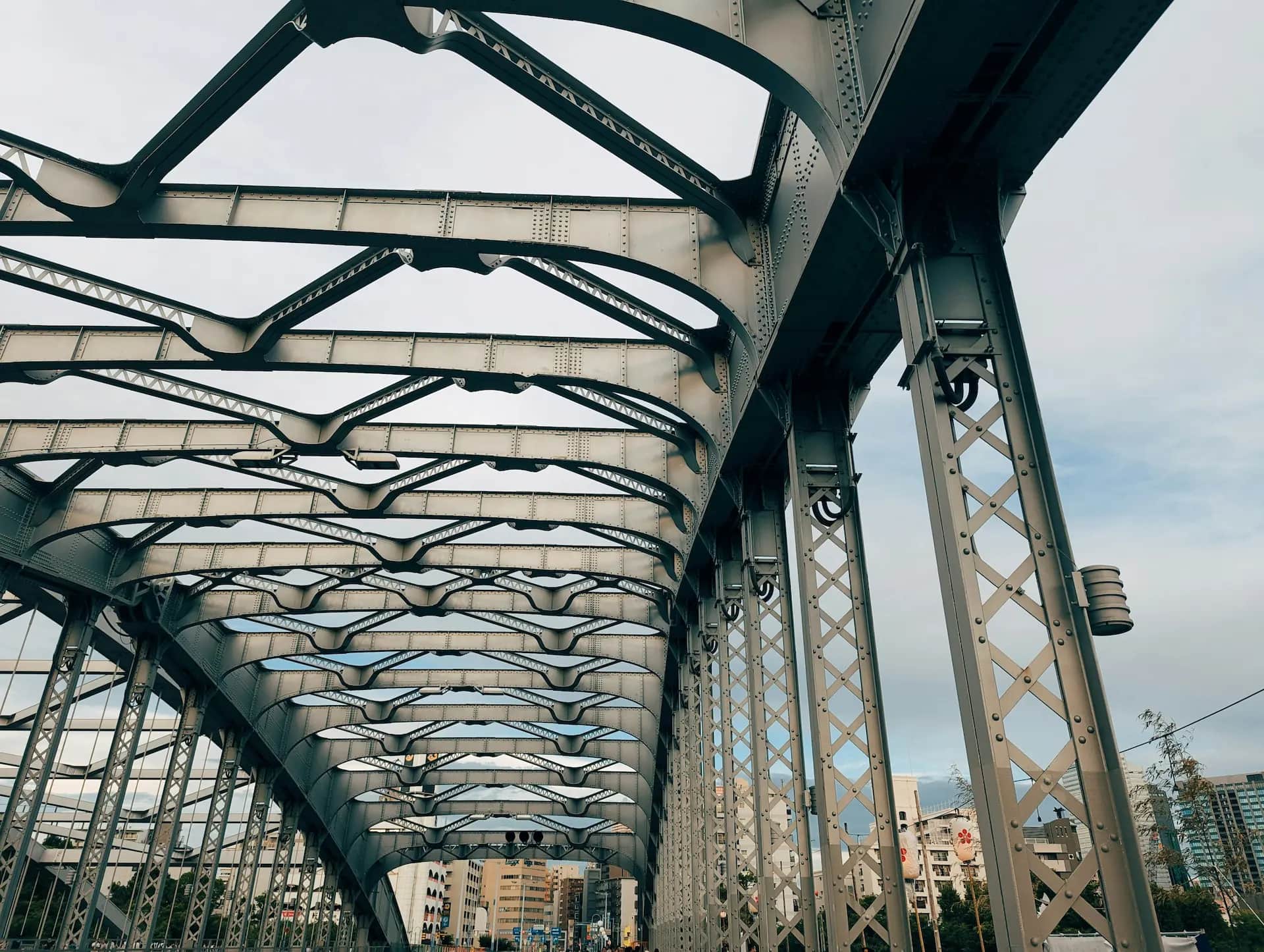 Planos de ingeniería estructural sobre escritorio de trabajo técnico