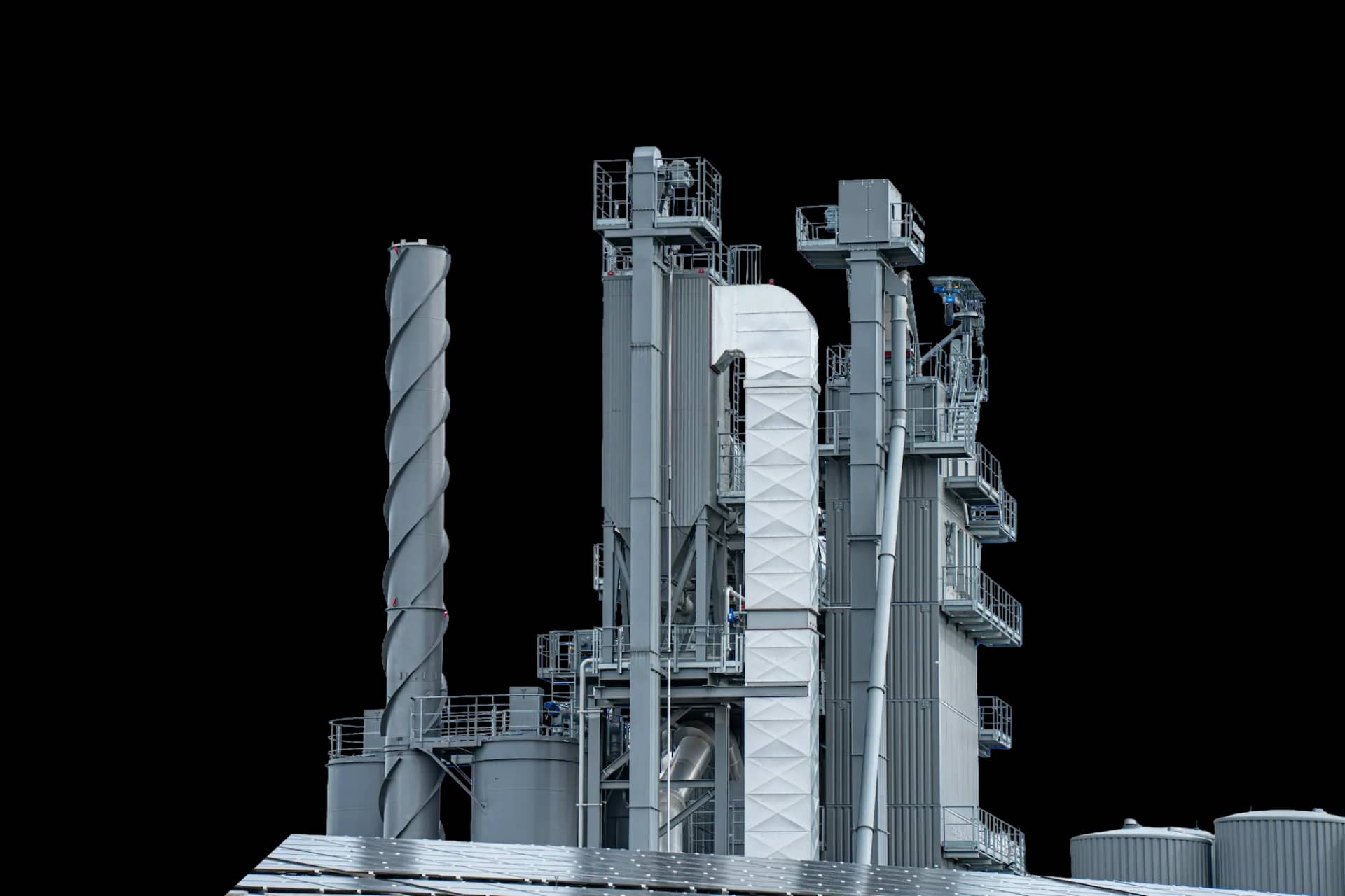 Planta industrial con estructuras de montaje y piping