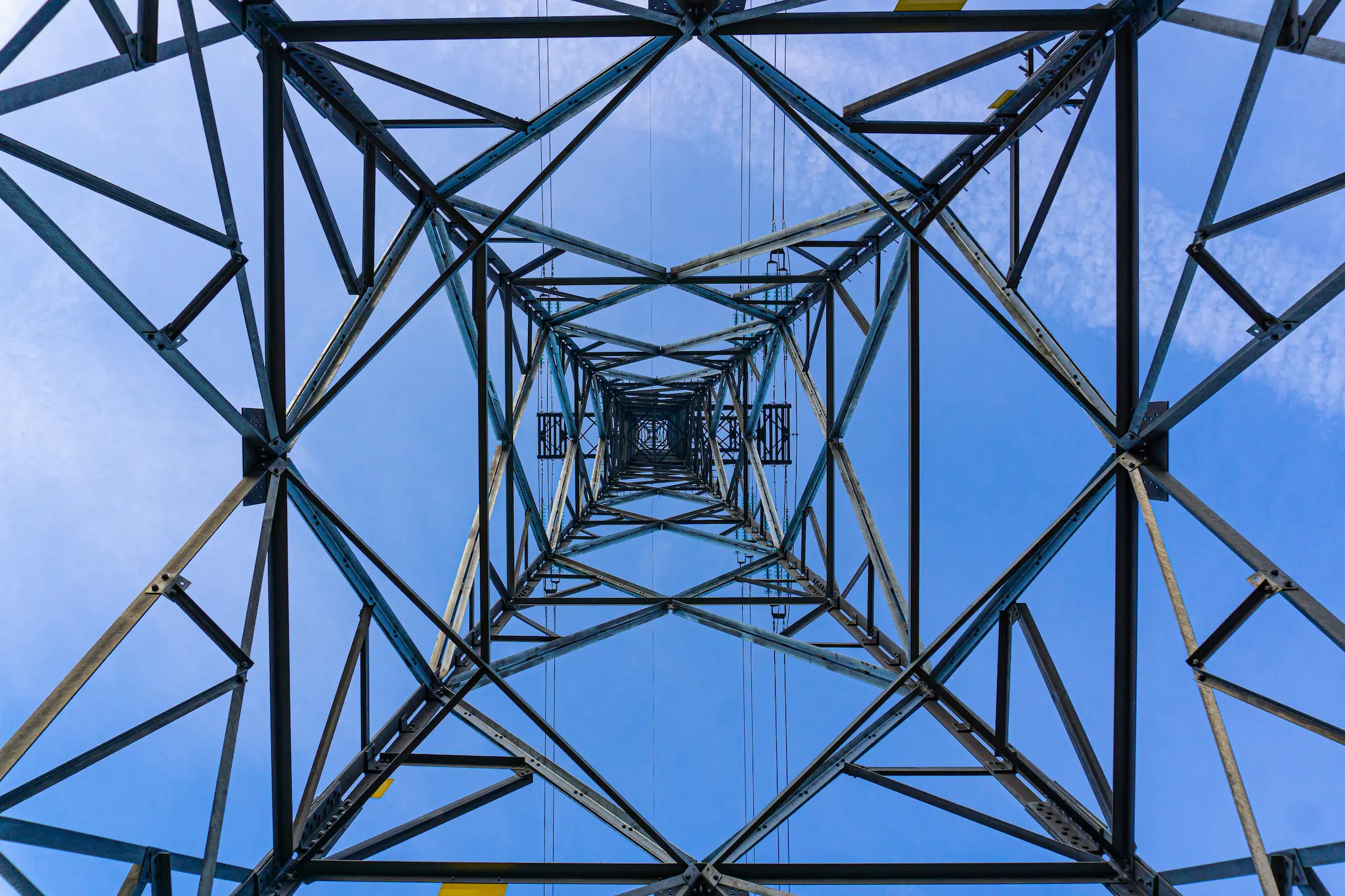 Estructura metálica industrial montada en nave de gran porte